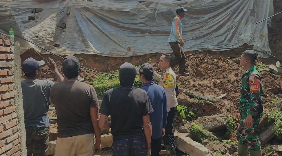 Habinkamtibmas desa Jombok Aipda Handoko bersama unsur terkait datangi kejadian tanah longsor di desa binaanya