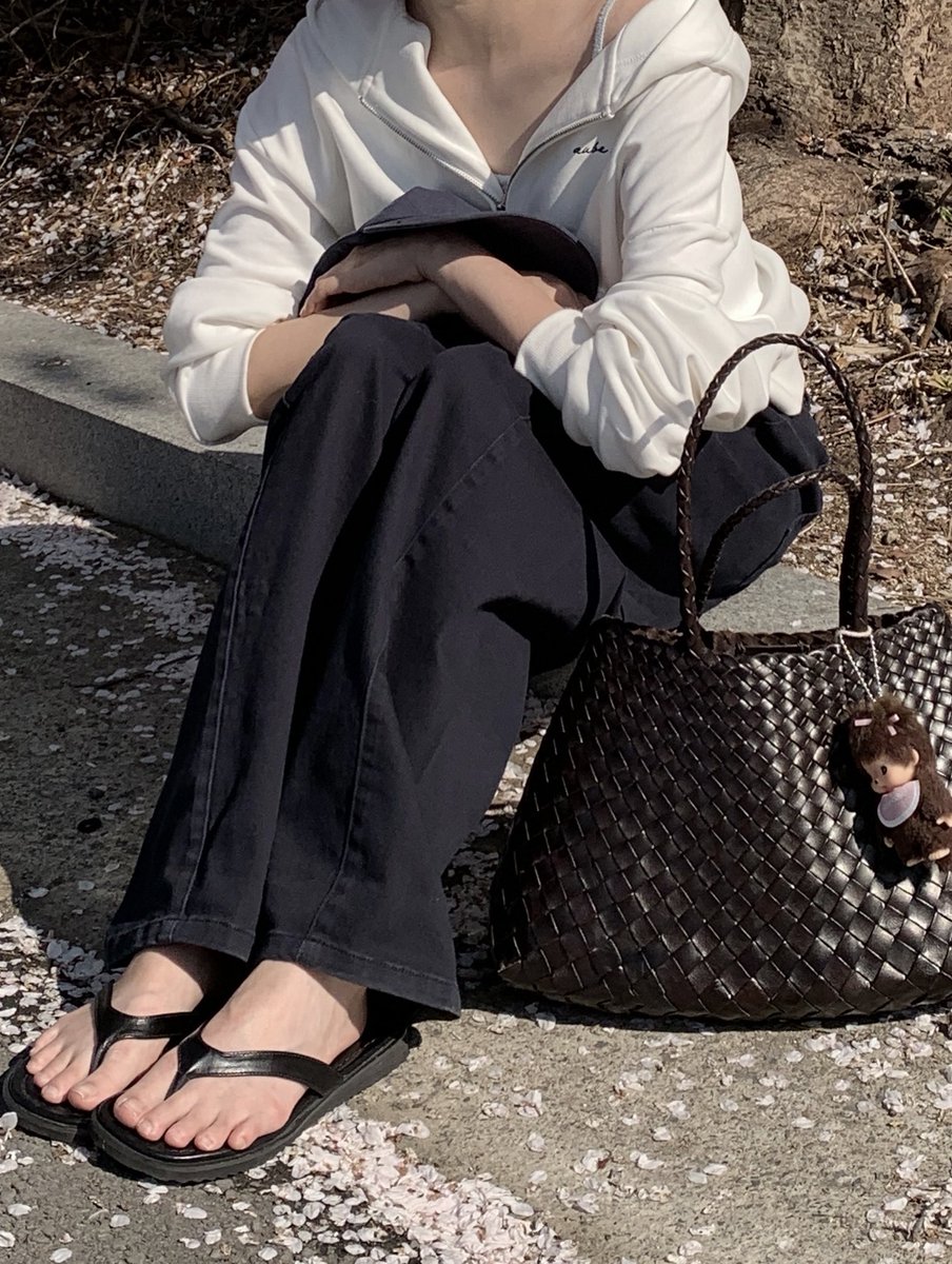 이렇게 예쁜 색감 네이비 팬츠 진짜 찾기 어랴움
봄에는 블랙이 더워보이니까 네이비 바지를 입어보아요,,🌸
블랙보다 가벼우면서 너무 푸르지않은 그런 진네이비 바지