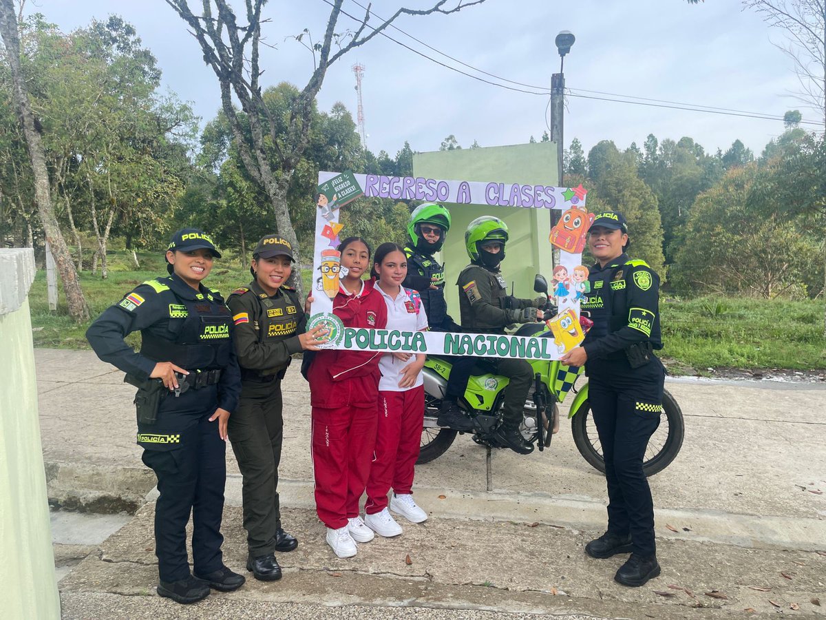 Policiantioquia's tweet photo. En #Entrerrios realizamos vigilancia en entornos educativos y control contra consumo de estupefacientes. Protegemos a niños, niñas y adolescentes y fortalecemos la seguridad. #JuntosPorAntioquia https://t.co/CE4m0ARAed