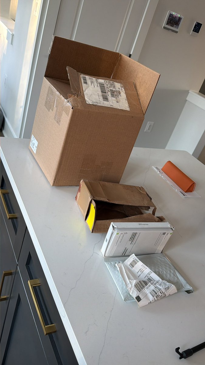 pmwilliams2010's tweet photo. Unbelievable @TMobile @TMobileHelp 2 days late on getting my daughters phone here via @UPS and I get a soaking wet iPhone Air in a MASSIVE box. Someone tried to cover this up. Now we have to start the process all over again. I spend a ton of money with you, and the process was… https://t.co/As8HozpT6H