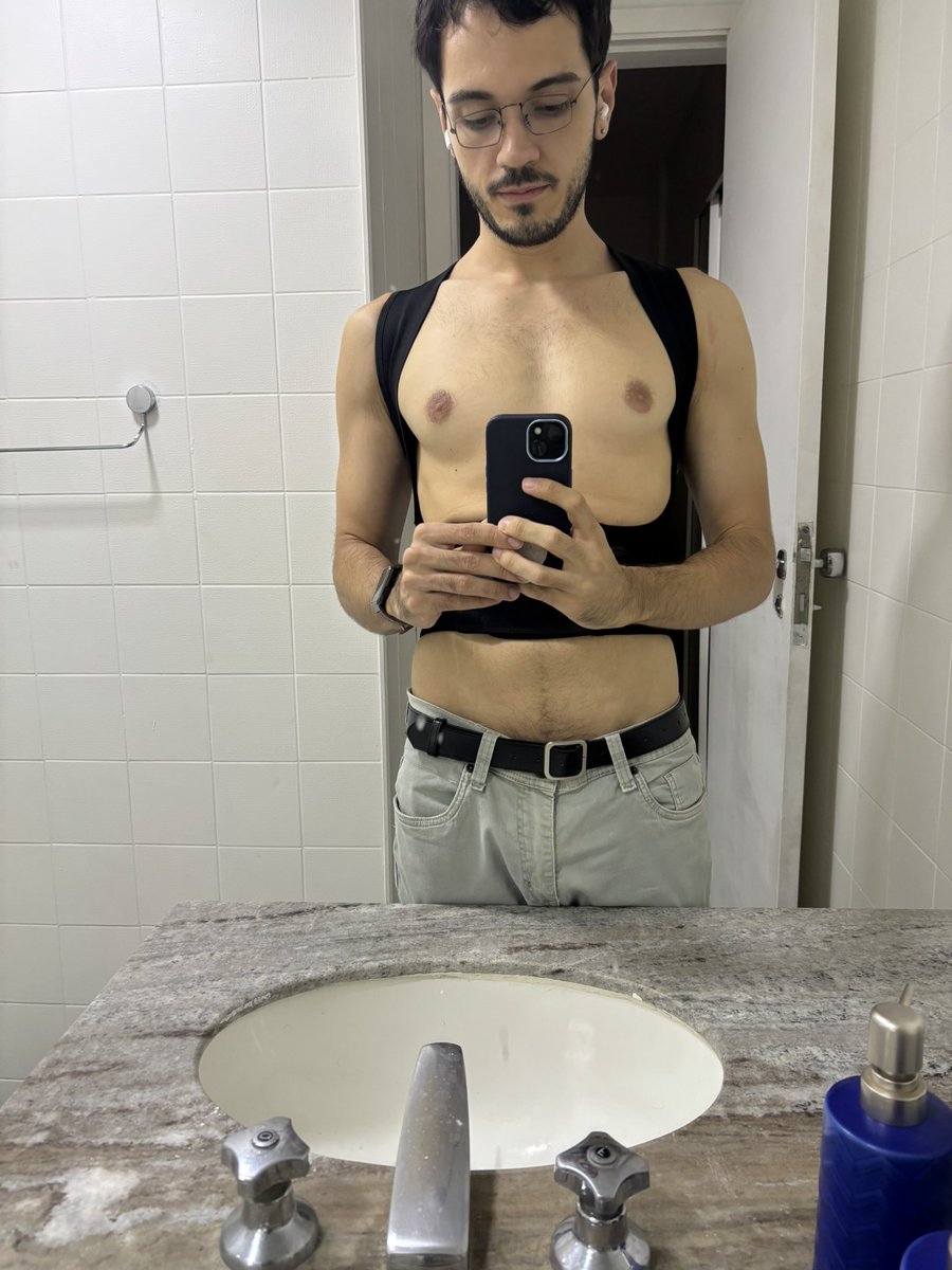 fbrvno's tweet photo. Meio que achei essa cinta de correção de postura sexy ?! https://t.co/lHvi0UGSLM