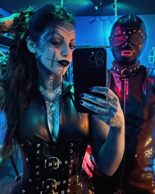 DarkSatanatrix's tweet photo. Mirror, mirror on the phone…
Who’s the most beautifully broken of them all? 🤭￼￼😈
Painted, collared, and completely under control.
Say thank you, pet 😌
#FemDom #GothDomme #SubmissiveTraining https://t.co/pTnGtvvl8s