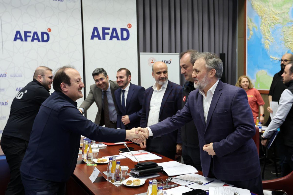 AFADBaskanlik's tweet photo. Afet Sağlık Ekibi Ulusal Akreditasyon Kılavuzu Çalıştayı gerçekleştirildi.
📍Ankara 
📍AFAD Başkanlığı

AFAD Başkanımız Vali Ali Hamza Pehlivan başkanlığında, AFAD Başkanlığı ilgili birim amirleri ve sağlık alanında faaliyet gösteren sivil toplum kuruluşları ve özel kuruluş temsilcilerinin katılımıyla "Afet Sağlık Ekibi Ulusal Akreditasyon Kılavuzu Çalıştayı” gerçekleştirildi.

AFAD Başkanımız Vali Ali Hamza Pehlivan’ın açılış ve değerlendirme konuşmaları ile başlayan toplantıda, Türkiye Afet Müdahale Planı (TAMP) Ana Çözüm Ortağı olan Sağlık Bakanlığı (Acil Sağlık Hizmetleri Genel Müdürlüğü) tarafından, AFAD Başkanlığımız ile koordinasyon içerisinde hazırlanan “Afet Sağlık Ekibi Ulusal Akreditasyon Kılavuzu” ile ilgili nihai görüş, katkı ve öneriler etraflıca değerlendirildi.

AFAD Akreditasyon Sistemi ile; Türkiye Afet Müdahale Planı’na (TAMP) göre sunulacak hizmet alanlarında faaliyet gösteren kurum, kuruluş ve sivil toplum örgütleri ile çalışma grupları arasında koordinasyonun sağlanması, sunulacak hizmet standartlarının belirlenmesi, hizmet kalitesinin artırılması ve kalite sürekliliğinin sağlanması hedeflenmektedir. 

AFAD Akreditasyon Sistemi ile şimdiye kadar;
▪️Kentsel Arama Kurtarma
▪️Beslenme
▪️Ayni Bağış ve Depo Yönetimi ve Dağıtımı
▪️Psikososyal Destek
▪️Afet ve Acil Durum Eğitimleri
▪️Afetlerde Acil Barınma
▪️Arazide Arama Kurtarma
▪️Selde ve Akarsuda Arama Kurtarma
Akreditasyon Alanlarında kamu kurum kuruluş, STK, özel kuruluşlardan 531 Ekip ve 17.685 Üye akredite edilmiştir.

AFAD Gönüllülük Sistemi ile 1.644.211 vatandaşımız AFAD Gönüllüsü olmuş, 368.401 gönüllümüz çevrimiçi eğitimini tamamlamıştır. 285.370 Temel AFAD Gönüllümüzden 83.031 gönüllümüz ise yüz yüze eğitimlerini alarak Destek AFAD Gönüllüsü olmaya hak kazanmıştır.

AFAD Başkanımız Vali Ali Hamza Pehlivan’ın açılış ve değerlendirme konuşmaları ile çalıştay katılımcı listesine ulaşmak için tıklayınız
🔗 https://t.co/2LX16Oeoba

Çalıştaya katılım gösteren tüm ilgililere teşekkürlerimizi sunuyor, çalıştay çıktılarının Ülkemiz için hayırlara vesile olmasını temenni ediyoruz.

#AFAD 🇹🇷