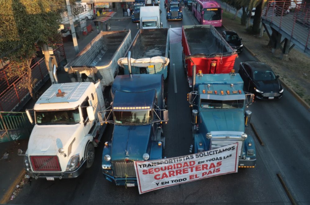 <a href="/azucenau/">Azucena Uresti</a> <a href="/rr_analu/">Ana #OPCmx</a> Lo único que piden es Seguridad en las carreteras.
¿Es acaso un delito?
<a href="/OHarfuch/">Omar H Garcia Harfuch</a>
