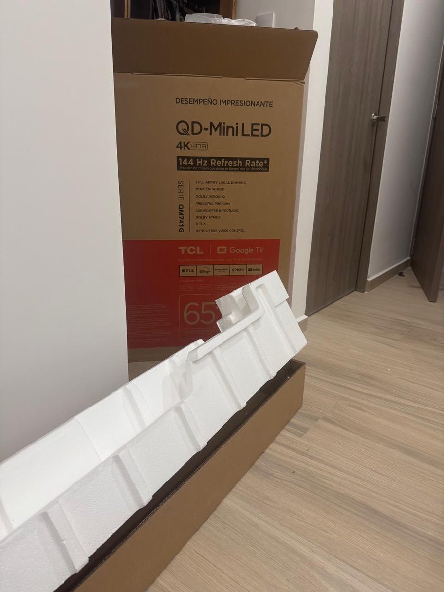 MoySuarez's tweet photo. @tclmex 😡😡😡Acabo de abrir el paquete que pedí en su tienda oficial de @ML_Mexico y está rota la pantalla como pueden vender algo así, y se nota que fue manipulada la pantalla antes, no he quitado los sellos de seguridad. https://t.co/1CwGdiRa06