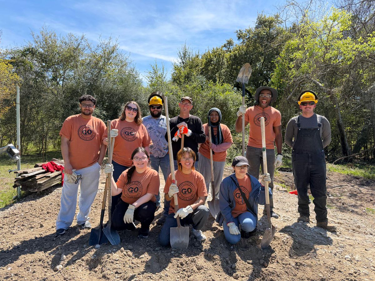 armandbayou's tweet image. Honored to host @UT_Dallas Comets for a 3-day #AlternativeSpringBreak! ☄️ This hardworking team of volunteers cleared land &amp;amp; prepped for our new greenhouse to support future prairie restoration. Thanks for choosing to give back! #Whoosh #UTDallas #CometsGiveBack #Conservation