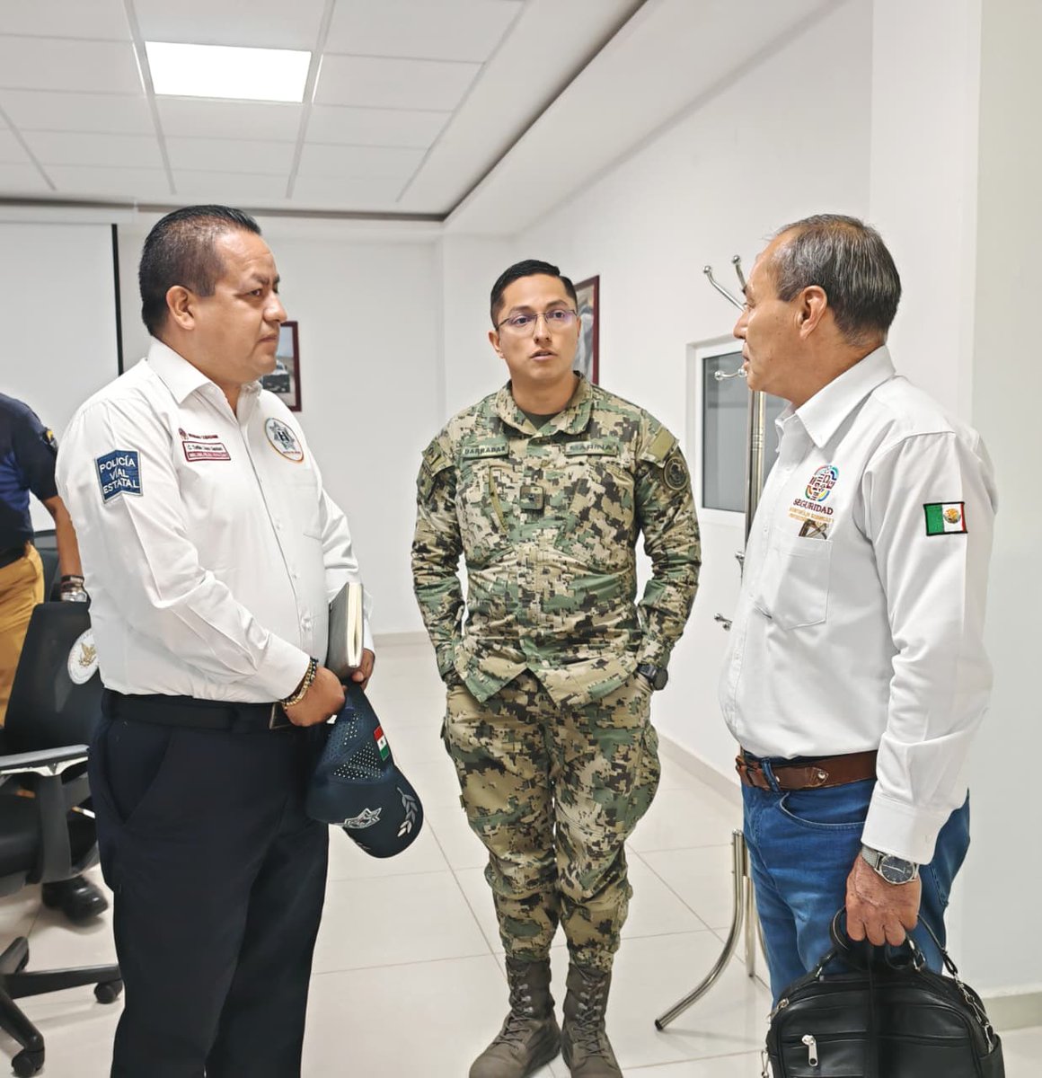 🚓 En las instalaciones de la Guardia Nacional participamos en mesa de trabajo con la Alianza Mexicana de Organización de Transportistas  AMOTAC 🚛, con el fin de atender sus planteamientos en materia de seguridad 🔒 y movilidad 🚧 en carreteras de la entidad.