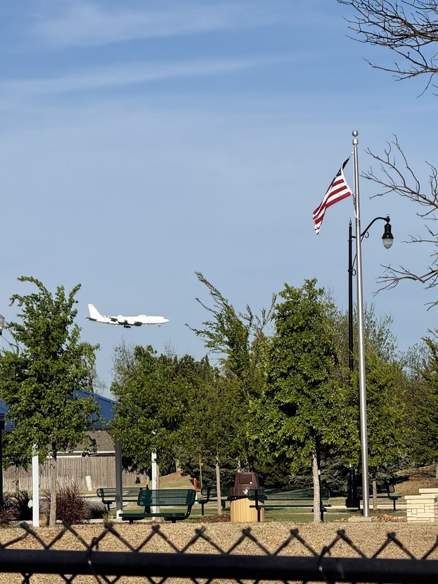 theScantman's tweet image. It’s definitely more spooky to see the Doomsday Plane flying over the dogpark just a few hours after our president threatens nuclear war. #doomsday #war #planespotting #genocıdespotting