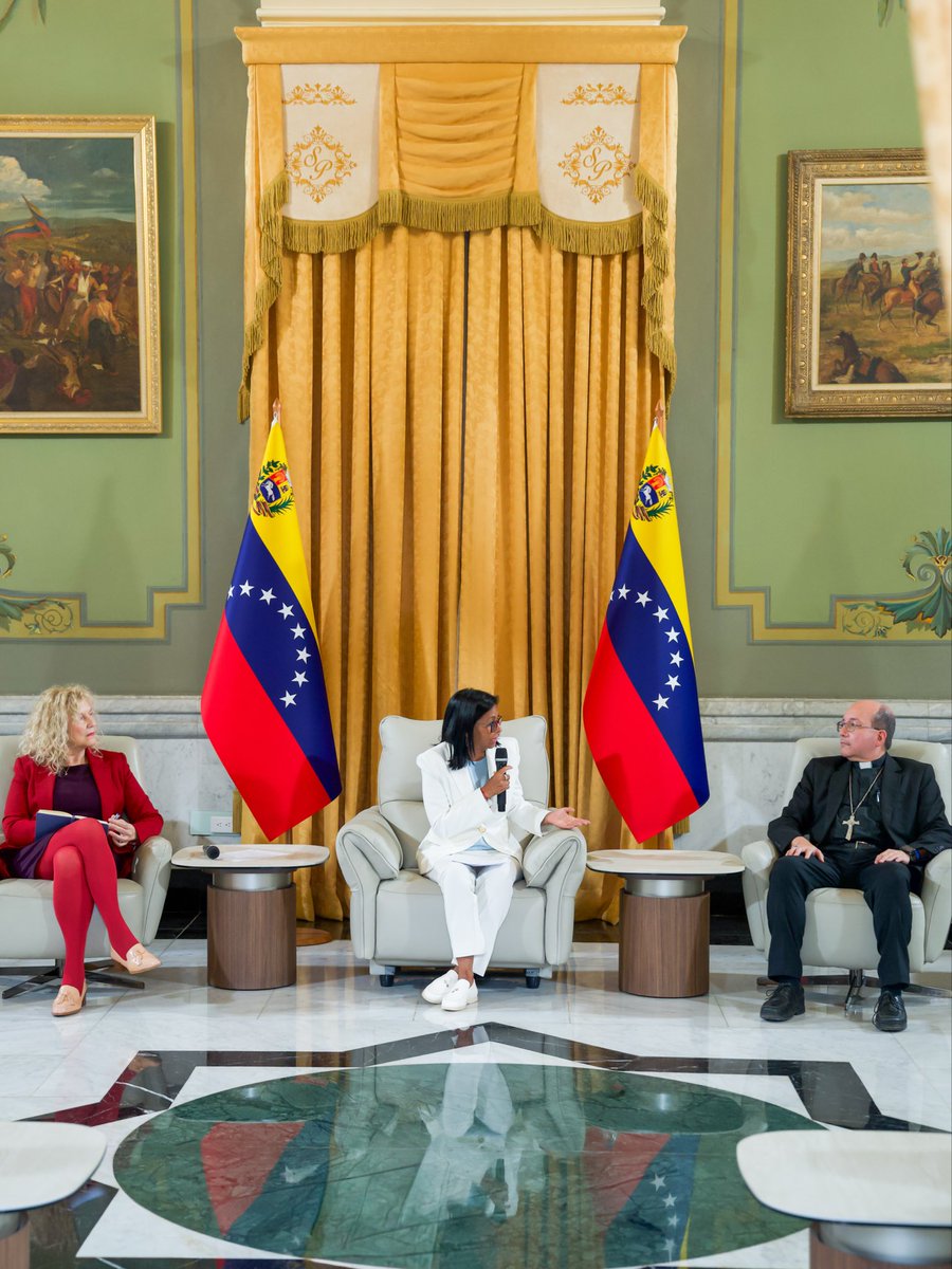 maperezpirela's tweet photo. Reunión  de la Presidenta Delcy Rodríguez con líderes de comunidades religiosas para fortalecer el Programa por la Paz y la Convivencia Democrática

En la actividad participaron los integrantes del Programa por la Paz y la Convivencia Democrática, además del Monseñor José Antonio Da Conceicao, secretario general de la Conferencia Episcopal Venezolana; padre Francisco Salazar, vicario de la iglesia anglicana; Juan Luis Sosa, coordinador operativo del Foro Cívico, quien acudió en representación del rabino Isaac Cohen; y el pastor Gerardo Velásquez, presbítero de la Iglesia Cristiana Reformada de Venezuela.

También participaron Sheik Omar Kaddoura, guía religioso de la mezquita «Sheik Ibrahim Bin Abdulaziz Al Ibrahim» en Caracas; Khalil Abdul, director de la Liga del Mundo Islámico en Venezuela; el pastor Carlos Vielma, vicepresidente de Unicristiana de Venezuela; el apóstol Elías Rincón, presidente de Unicristiana de Venezuela; y el pastor José Piñero, director ejecutivo del Consejo Evangélico de Venezuela y presidente de la Iglesia Cristiana Reformada de Venezuela.

El encuentro tuvo lugar en los espacios del salón Sol del Perú, en el Palacio de Miraflores, en Caracas.