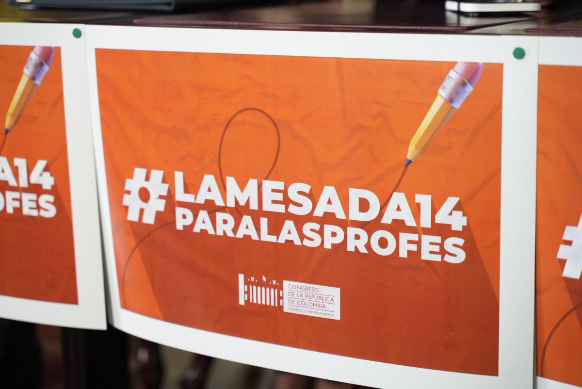 ¡Maestros y maestras, les estamos cumpliendo! ✊🏽

Celebro la aprobación, en sexto debate, del acto legislativo que restituye la mesada 14 para el magisterio colombiano, un derecho que el uribismo les arrebató.

Faltan dos debates para que sea una realidad.

Este es un proyecto