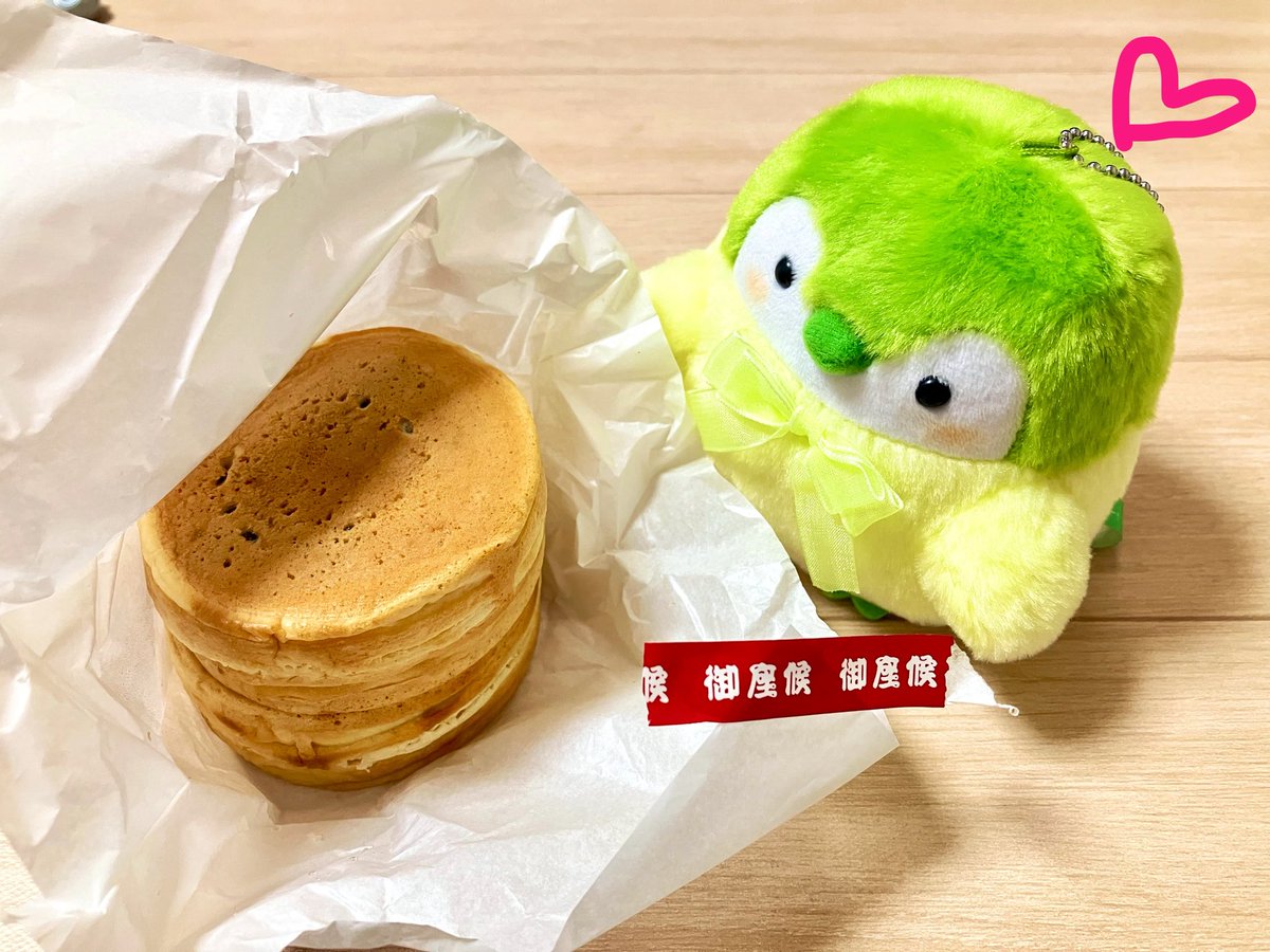 昨日カットへ行った帰りに御座候をゲット✨
赤を2個買おうとしたらラス1だったので、赤と白1つずつにした🧑🏻‍🍳
安いのに美味しくてえらい✨👏🏻
寒かったのでホカホカでさらに美味しかった👍🏻

しげぞう🐧：赤と白どっちにしようかなあ〜🤤
