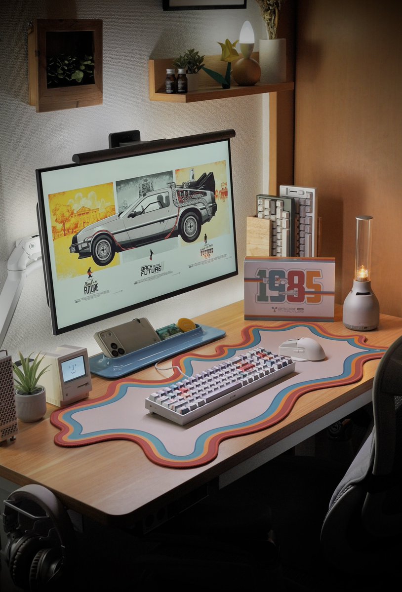 AnomaloG's tweet image. #desksetup 
Keyboard : TmiceX
Keycaps : KEYMOJI 1985 Back To The Future
Deskmat : Substance Old School
Mouse : Lofree TOUCH