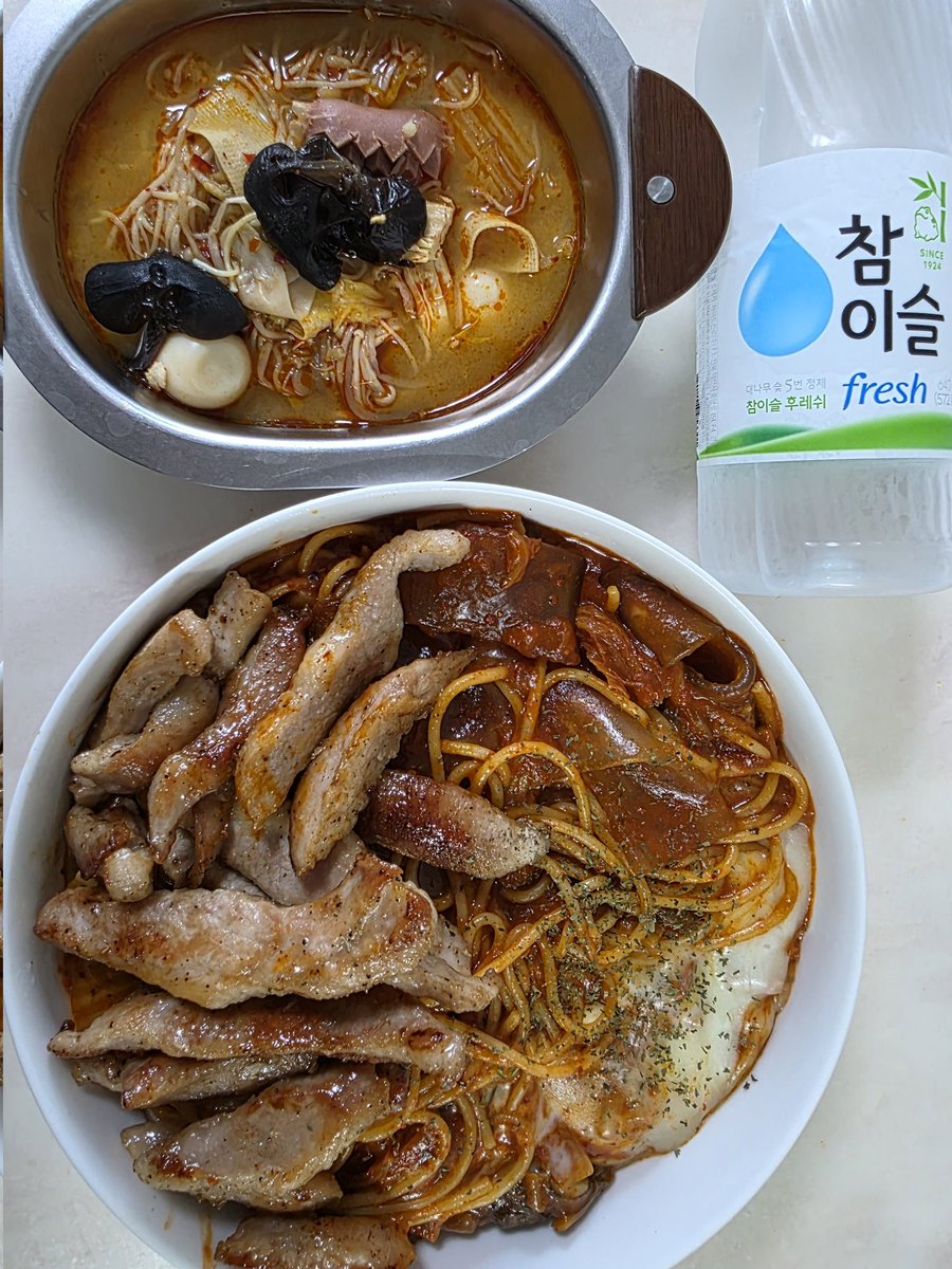김치항정파스타 마라탕 소주 혼술

와...김치항정파스타 너무 맛있어요🥹🥹
감동 미쳤다.....
저는 중국당면도 넣었어요!