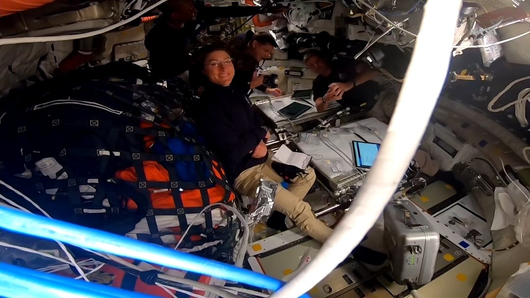 ProtectionCrow's tweet photo. @Astro_Christina sa joie quand le record est passé 🚀🌕 #moon #artemis2 #nasa #nasalive #artemis #artemisii #lune #orion https://t.co/F6Pz2zO1WL