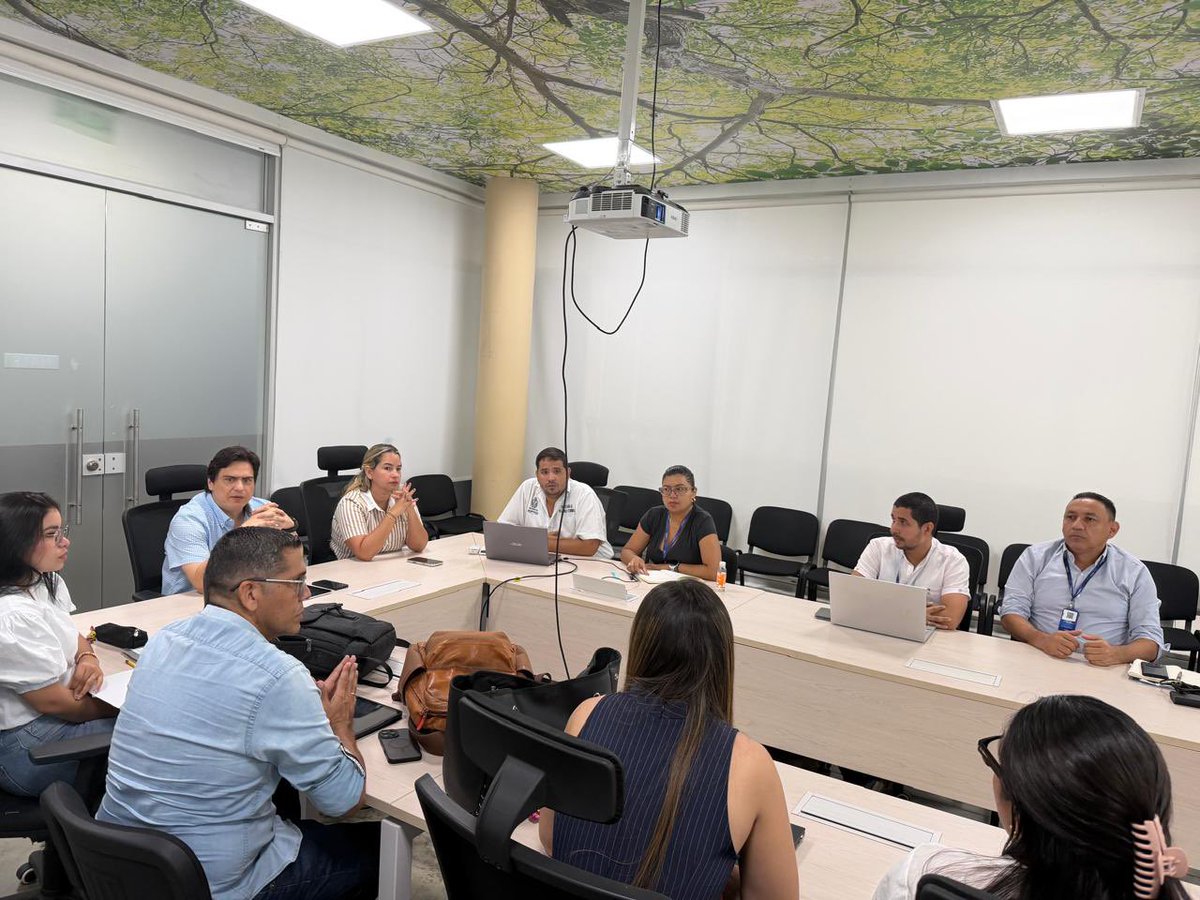 jnicobarrios's tweet photo. Me reuní con el equipo de Emprendimiento para revisar alternativas de reactivación económica y evaluar los indicadores del Plan de Desarrollo. Avanzamos con decisiones concretas para impulsar el empleo y la productividad en la ciudad. Seguimos trabajando por nuestra gente. https://t.co/IxE9IJmy55
