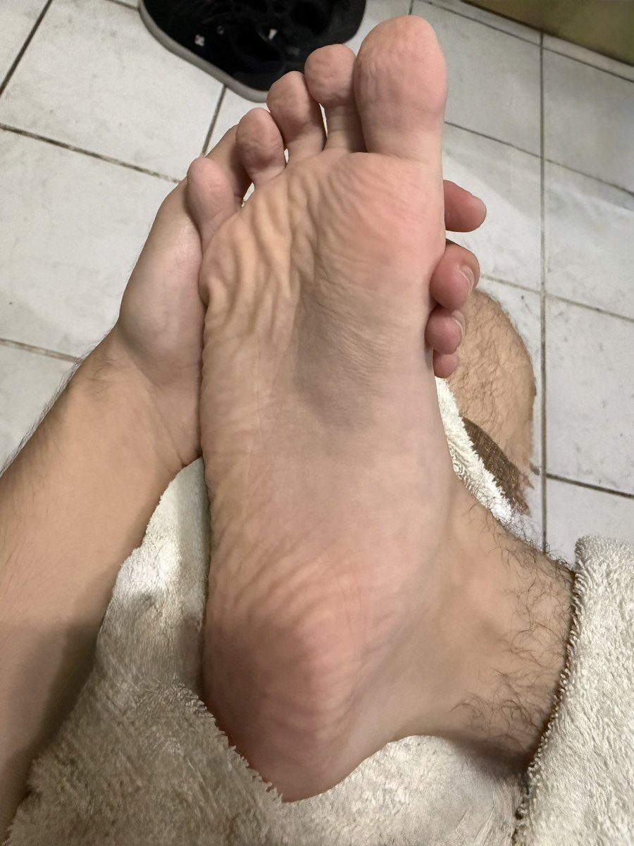 Timid Toes tweet media