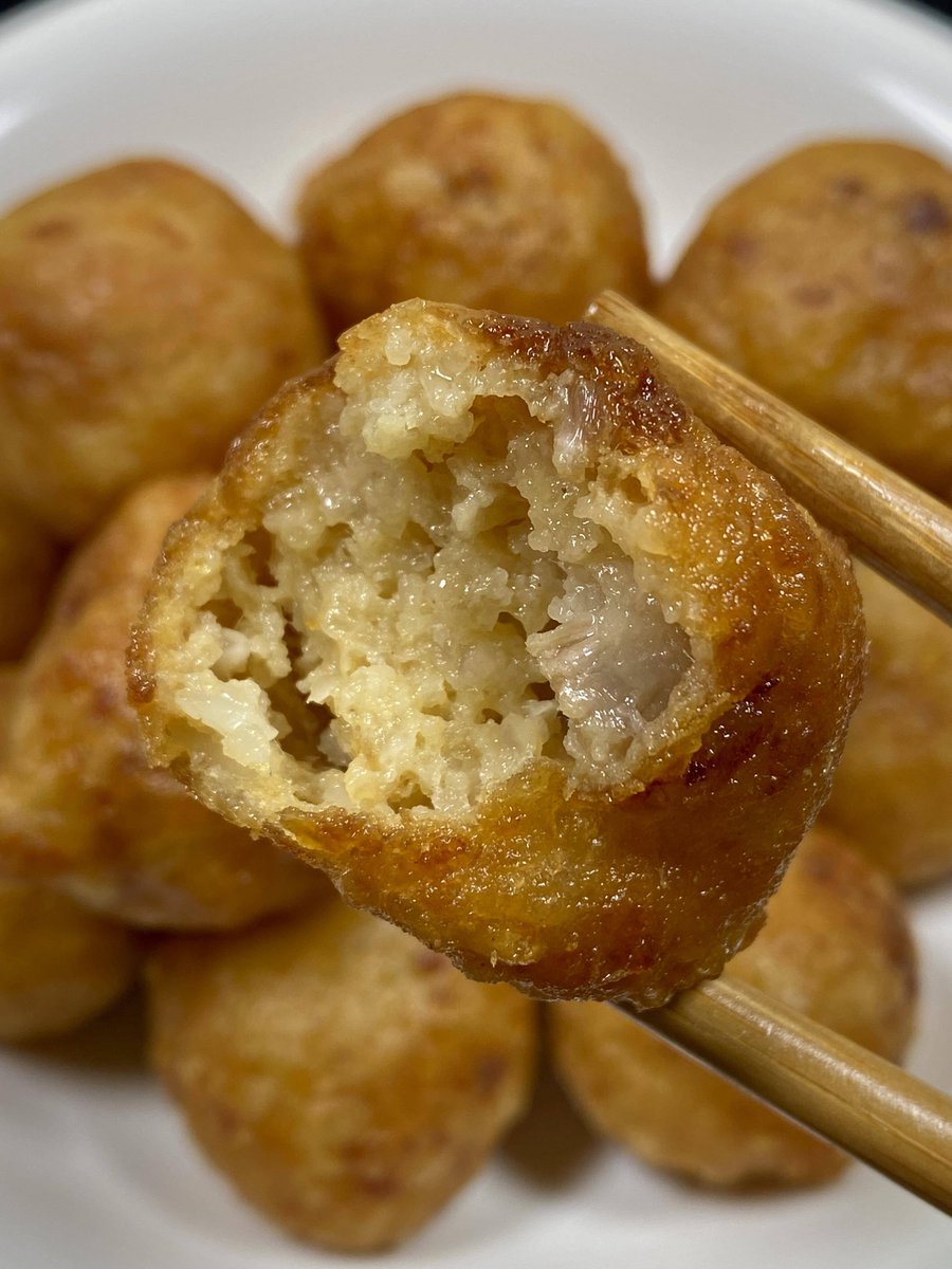 hamel27's tweet photo. Satisfy your late-night craving with crispy fried squid balls! Golden crust, juicy inside, drizzled with tangy sweet chili sauce—street food perfection in every bite. Grab yours now at the corner stall! https://t.co/BVsYUBk2Sm