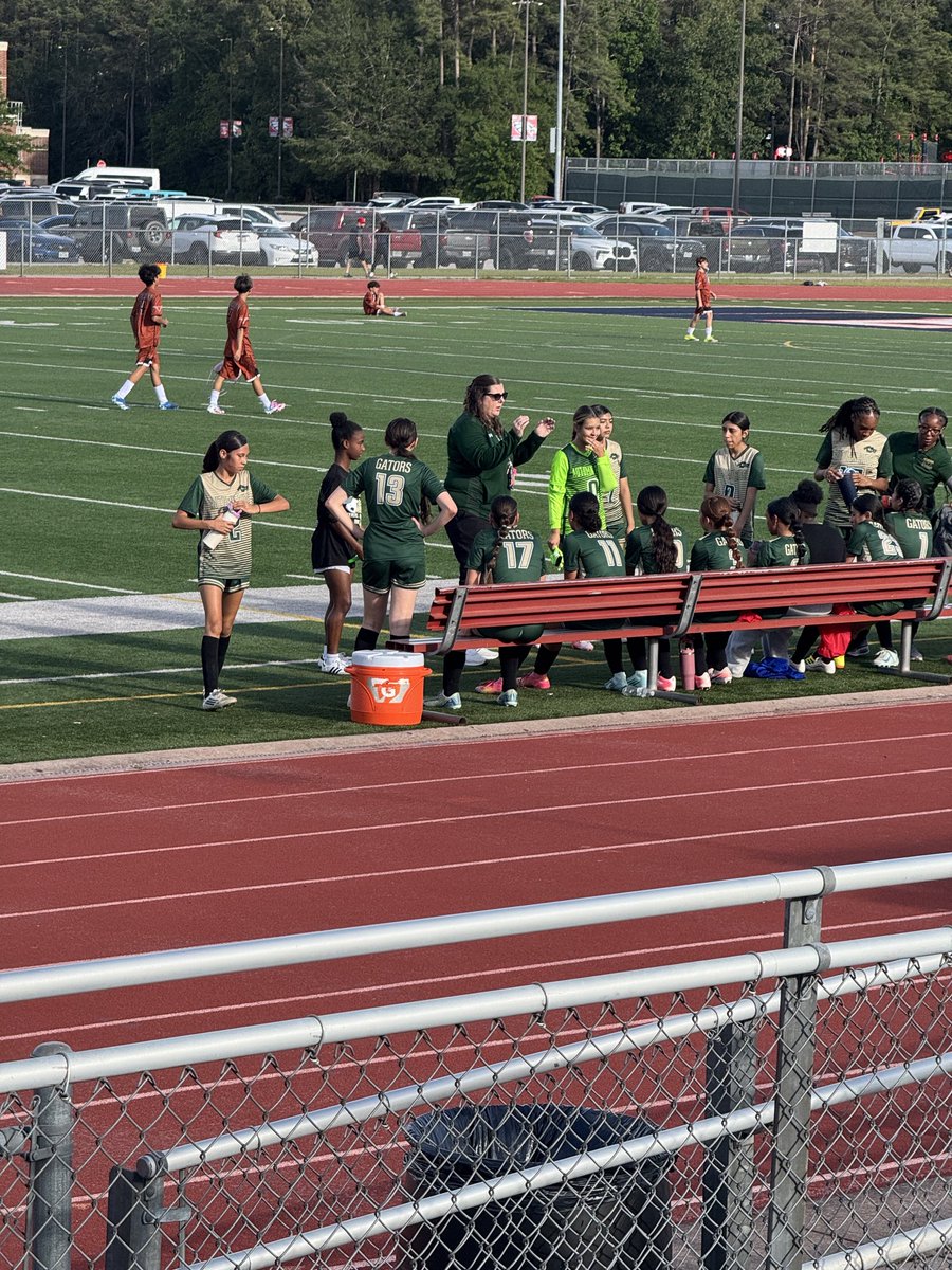 brownlq's tweet photo. I'm so proud of @MaKaylaIrvinSm1 for always wanting to give back and help out. Her season just ended but she wanted to show up to help out on the sidelines. @ARLadyGators @SCWomensSoccer @challenge10ecrl @ChallengeSoccer https://t.co/mQCaJ12J0Z