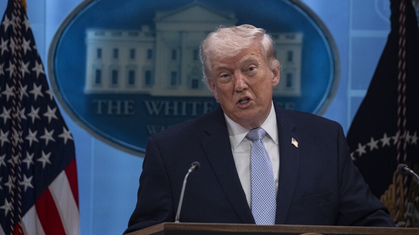 ABD Başkanı Trump, Pakistan'ın bu gece olası saldırıların durdurulması ve  Hürmüz Boğazı'nın açılmasını kapsayan önerisini kabul ettiğini ifade  ederek, "İran'a yönelik bombardıman ve saldırıları iki haftalık süre  için askıya almayı kabul ediyorum. Bu, iki taraflı bir ateşkes