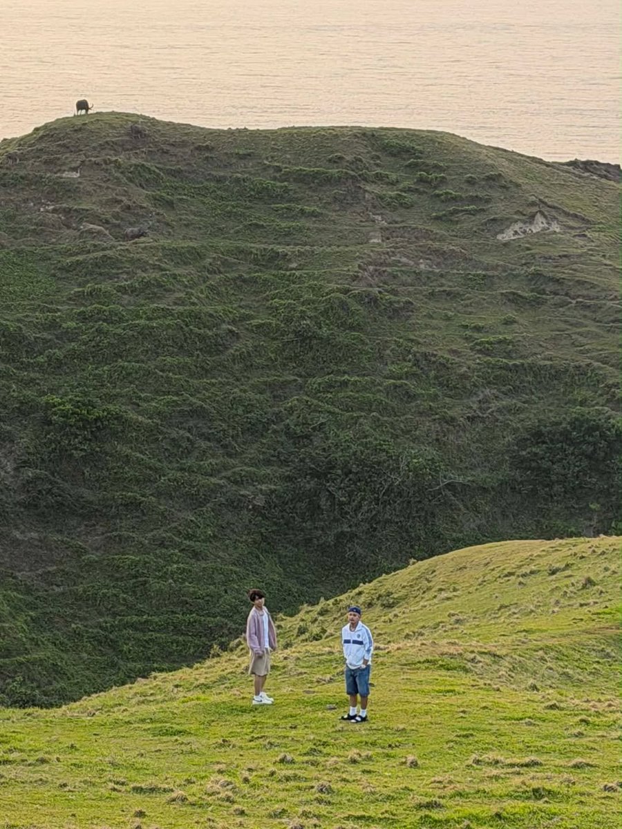 ABSCBNNews's tweet photo. Scenic escape🍃⛰️
 
Kapamilya artist Maki went on a mountain trip in Batanes with friends, including SB19's Justin de Dios and Kapamilya singer Angela Ken.
 
(📷: Maki/ Instagram) https://t.co/izWlinghlz