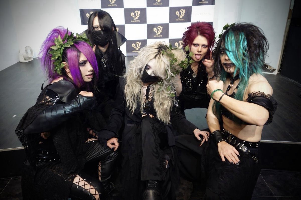 2026.04.07
心斎橋CLAPPER

1.vertigo
2.錆色の海
3.秤の空
4.happyBIRTHDAY
5.heroin
6.UrOꓭorOss
7.EŠ-ZIL

New Single「EŠ-ZIL」
発売記念インストアイベント
littleHEARTS.大阪店
ご来場ありがとうございました

Next⇨
2026.04.08
HOLIDAY NEXT NAGOYA

New Single「EŠ-ZIL」