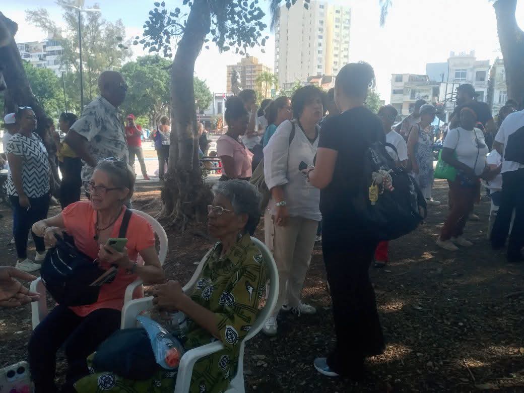 UNEAC_online's tweet image. 🎨Miembros de la Asociación de Artistas Visuales de la #UNEAC y jóvenes estudiantes de la Academia San Alejandro se dieron cita este martes 7 de abril en el parque Mariana Grajales de la capital cubana para trabajar en un mural colectivo.

#ArteFiel
#65Uneac
#CubaEsCultura