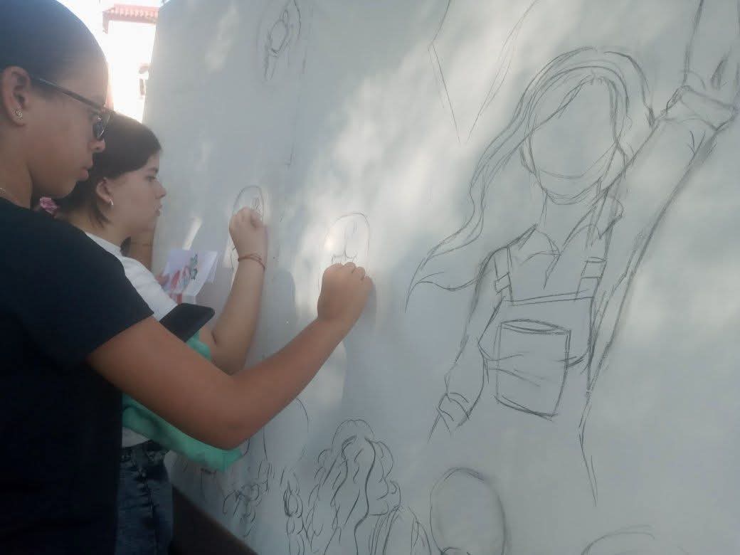 UNEAC_online's tweet image. 🎨Miembros de la Asociación de Artistas Visuales de la #UNEAC y jóvenes estudiantes de la Academia San Alejandro se dieron cita este martes 7 de abril en el parque Mariana Grajales de la capital cubana para trabajar en un mural colectivo.

#ArteFiel
#65Uneac
#CubaEsCultura