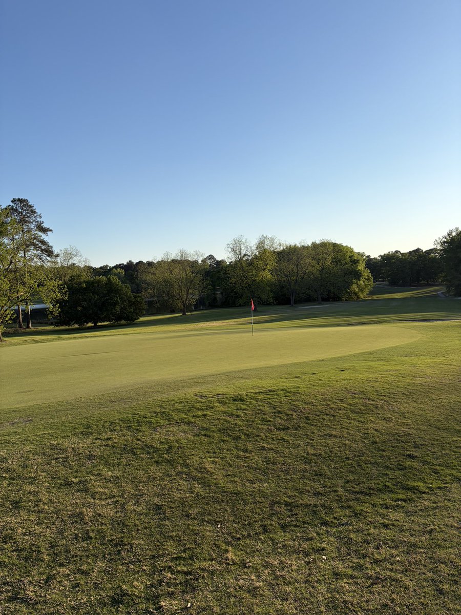 PEAtotheNUT's tweet image. Beer Nine with my good buddy Leroy @BigLeroy_ 

Happy Masters Week. 

Ponderosa CC. Batesburg Leesville, Sakerlina.