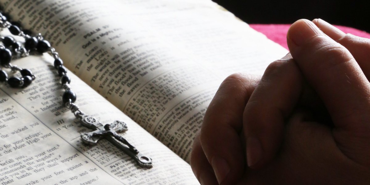 RaheemKassam's tweet photo. 🔴  Canada Pushes Law That Would Classify Bible Quotes as Hate Speech.

📰 A bill in Canada that could criminalize quoting the Bible as hate speech has sparked backlash from religious and conservative groups across the country.

⬇️ A link to the full story is in the thread below https://t.co/7vOcgTg2Vk