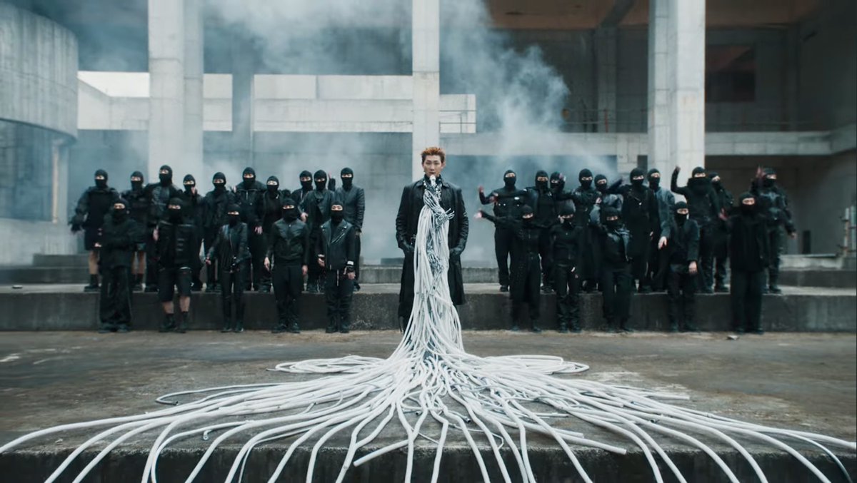 ไมโครโฟนสแตนด์ “มังกรห้าเล็บ” ของ #RM  เป็นสัญลักษณ์ของอำนาจจักรพรรดิ ความแข็งแกร่ง และคาริสม่า (ที่ในอดีตมีเพียงจักรพรรดิเท่านั้นที่ใช้ได้)
แต่ถูกออกแบบให้มีสายพันเชื่อมโยงอยู่ทั่วทั้งชิ้นงานสื่อถึงความเชื่อมโยงกับโลกปัจจุบัน เทคโนโลยี หรือข้อจำกัดบางอย่าง