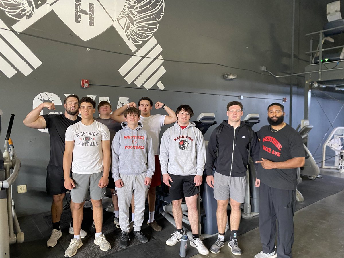 WHS_WarriorFB's tweet photo. Thank you @IronHeavenOmaha for letting the Trench Mob (D-Line) come in for a lift this morning. Always a memorable experience. Thanks for the gains! #ET https://t.co/DxzeYB3Y1W
