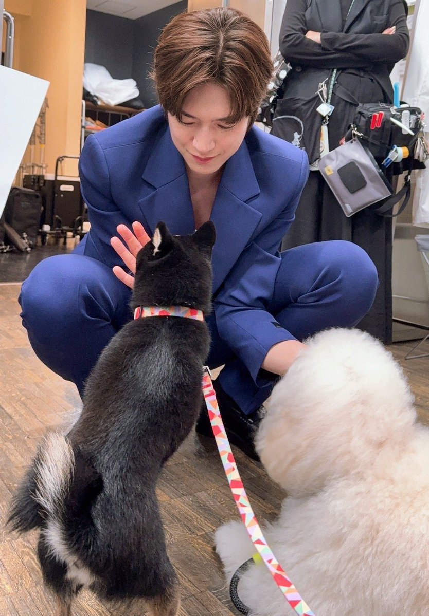 반틈왔다아아ㅏ!! 오늘은 일찍 마치는 날이니까 쫌만 버텨봐야징~ 오늘도 당연히 인우 생각으로 가득채워서 힘내서 일 할거야 아쟈아쟈 수요티잉 🙌🏻👊🏻💪🏻 어제보다 오늘 더 무탈하고 평온하길 🙏🏻 웃을 일만 생기고 행운만 몰아치길 ☘️🍀🫧🌈 우리인우 오늘도 사랑해애 🥰💗