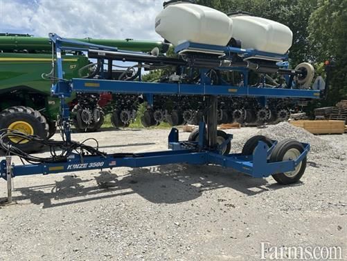 FarmsNews's tweet image. 2020 Kinze 3500 🔻

Electric drive, 8 row, 30 inch spacing, spiked tooth closing wheel, hydraulic down pressure, and more.

usfarmer.com/planting-and-s…

#ForSale @HeritageTractor