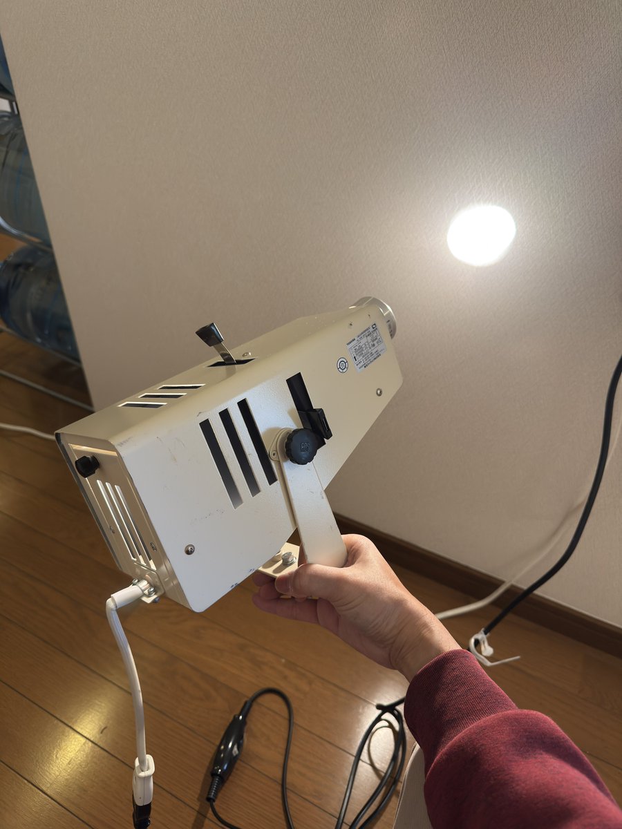 かつての業界の定番スポット「エリスポットライト」500Wタングステン