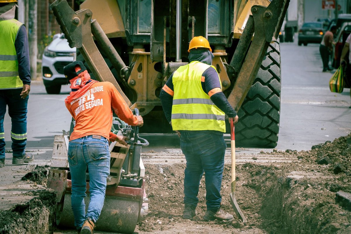 alcaldiagye's tweet photo. 🚧 Mantenimiento vial en marcha

Avanzamos con la rehabilitación de calles en sectores del norte como San Felipe, Mapasingue Oeste y El Paraíso, mejorando la circulación y recuperando vías afectadas por las lluvias.

Estas intervenciones forman parte de un plan que contempla 29 kilómetros de vías con una inversión de USD 6,4 millones, beneficiando a múltiples sectores de la ciudad.

Desde el inicio de la administración ya se han rehabilitado 1.460 kilómetros, fortaleciendo la infraestructura vial y la movilidad de todos 🚗

#AsiSeHaceGuayaquil #CiudadDeTodos #GuayaquilNoSeDetiene 
@taticoronelf