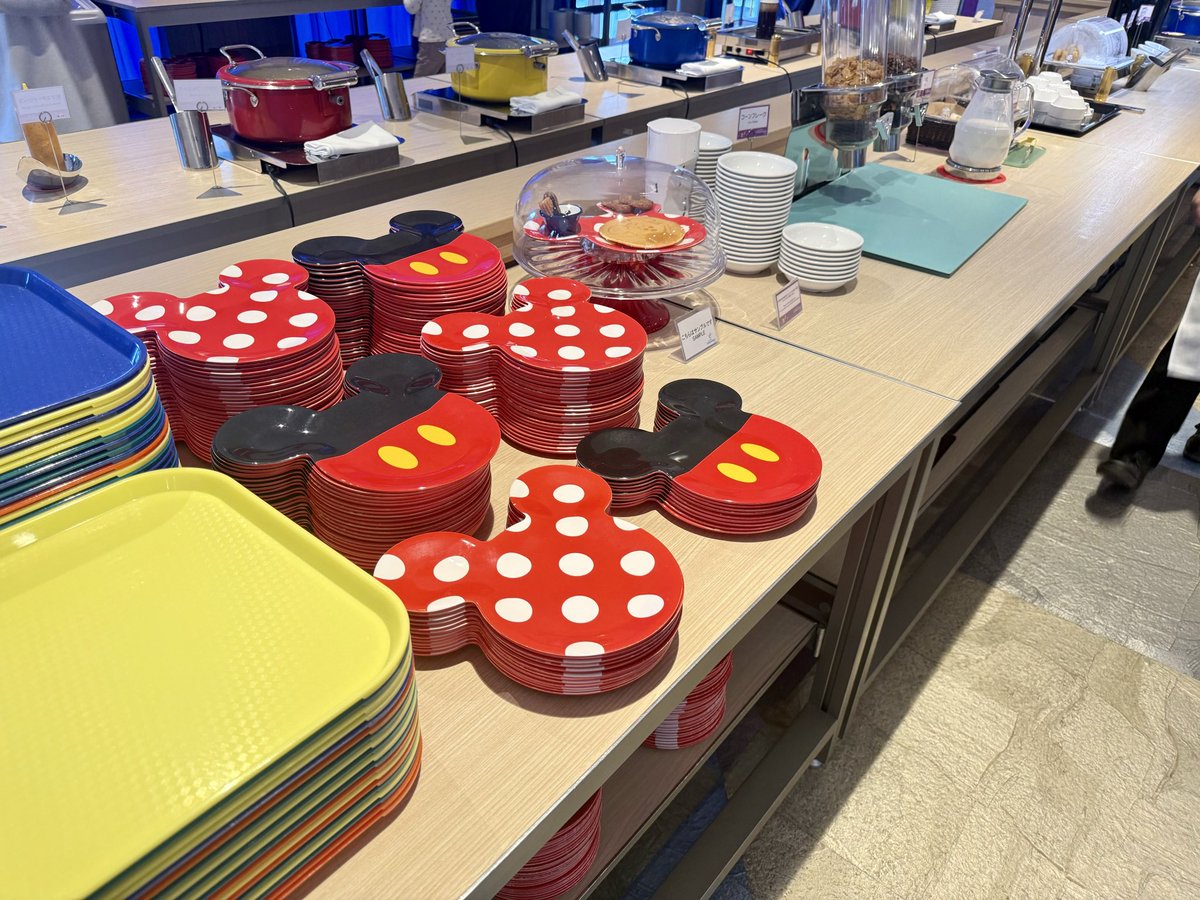 takapyon031's tweet photo. ちょっと優雅にホテルの朝食ビュッフェに行ってきた。ファンタジーの世界の中でゆっくりくつろげた。パンが美味しかった。

 ＃東京ディズニーセレブレーションホテル https://t.co/LvHOW0QVWG