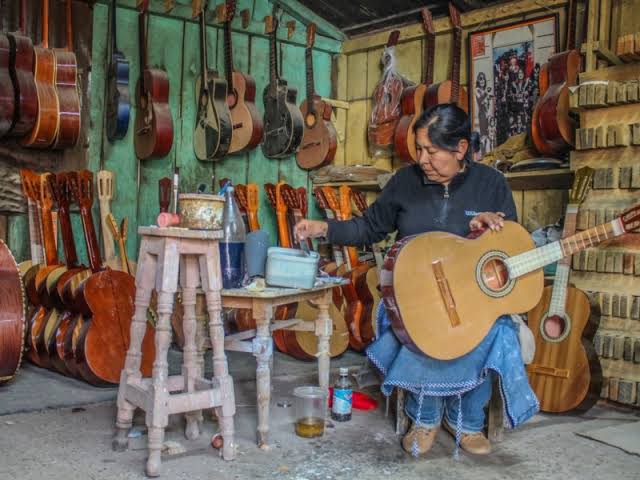 VictorSanoro's tweet photo. #Paracho es el pueblo de Michoacán en donde hacer guitarras no es solo arte, "sino una forma de vida"
Lindísimo. #Mx 🎸 https://t.co/IXs2mnFa3J