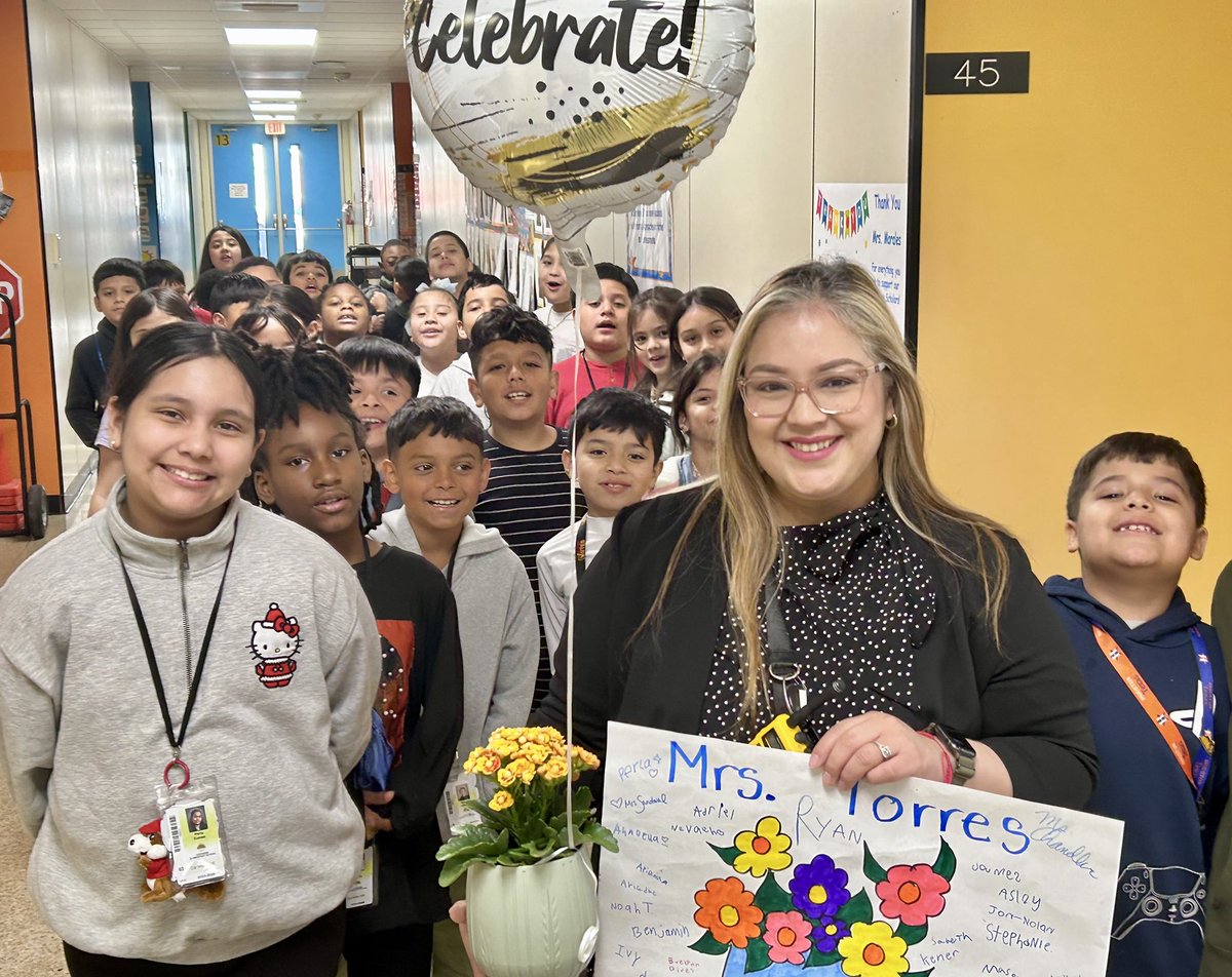 StephensES_AISD's tweet photo. This week we celebrate our assistant principals, Mrs. Torres and Mrs. Johnson! Third grade appreciates everything you do for us. @Arcos1968 @ImTorres86 @LikitiaJohnson @maty_orozco @AldineISD https://t.co/TgyPKpiX9k
