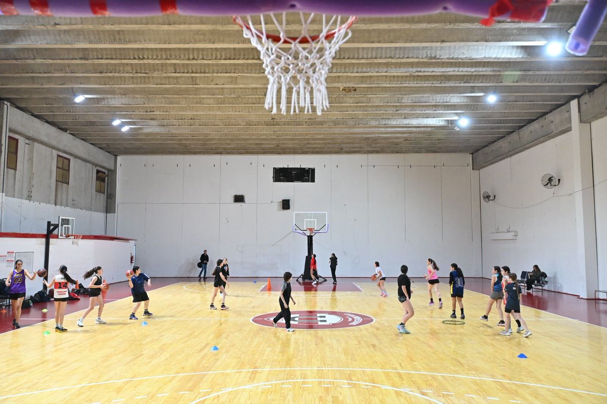 ¡EL CLUB UNIVERSITARIO ESTÁ CADA DÍA MÁS LINDO!

Me da mucha alegría llegar a nuestros clubes y ver cómo avanzan. Universitario es uno de los que no para de crecer. Siempre que llegamos nos abren las puertas y nos reciben con la calidez que los caracteriza, pero además, cada vez