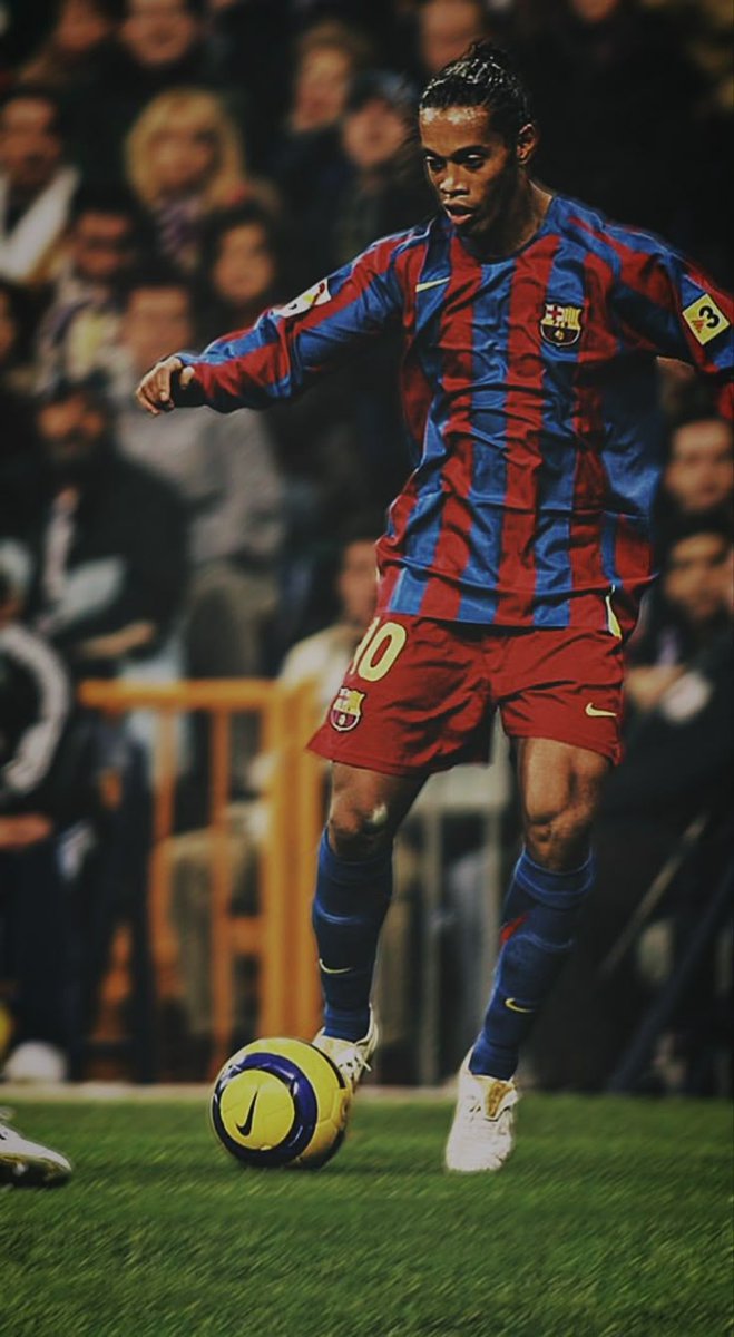 Classicwalls001's tweet photo. RONALDINHO in 4k 🔥 

Barca Legend! https://t.co/HS6qGsXrFr
