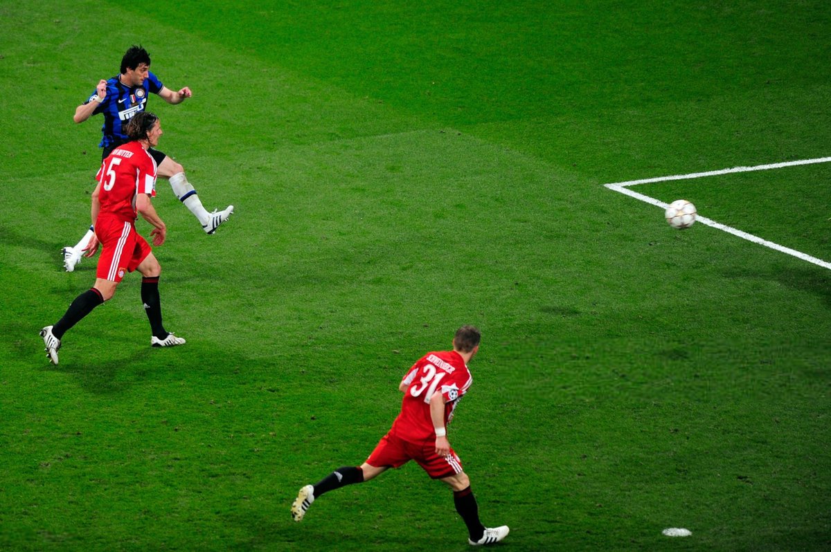 sozirv's tweet photo. Diego Milito vs bayern munich , 2010 https://t.co/Oak48OVec4