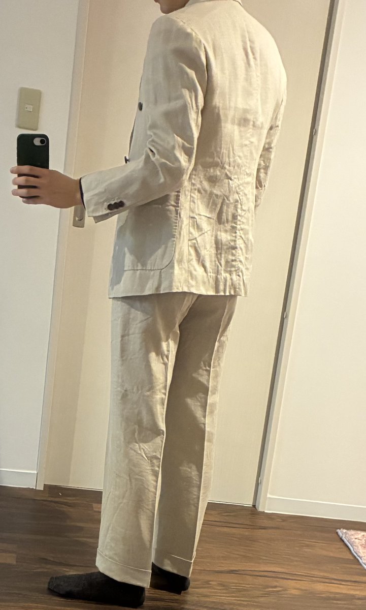 【悲劇】リネンスーツを洗ったら、3㎝縮んでしまいました。

ジャケットもパンツも全て縮み、お尻丸出しの丈になってしまいました。

これからは、仕立てる前の生地の段階で必ず水洗いをしようと心に誓いました。
mr-linen.com/shrinking-of-l…