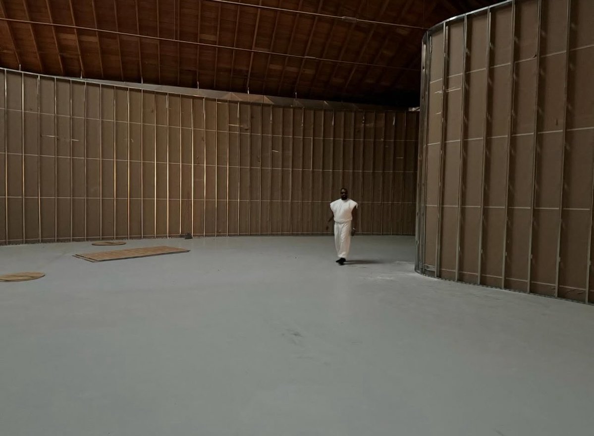 yzyjohnny tweet media