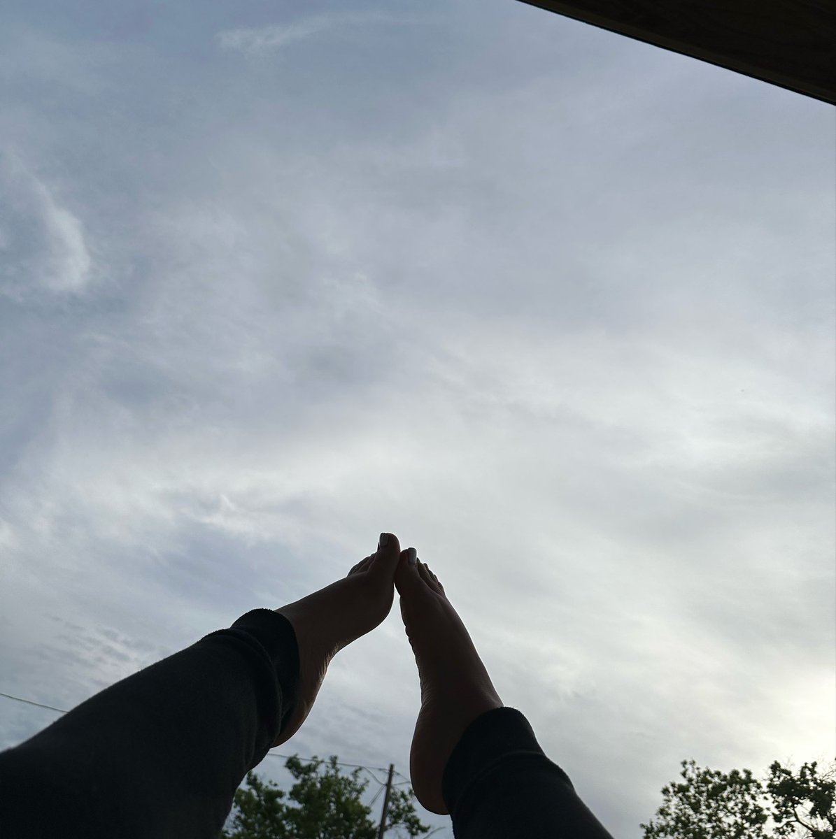Belpiglets's tweet photo. What color should i do my toes 😌
#feetfetısh #sellingfeet #toes #feet https://t.co/PvXT6T4gOg