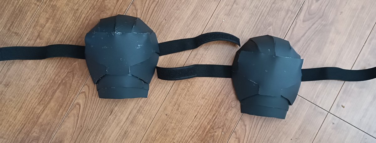 おはようございます。
昨日は病院疲れで殆ど寝込んでました。
今日は天気も良くて疲れもある程度取れたのでガワコス造形を自分のペースで進めたいと思います。
写真は100円ショップの材料のみで造ってる肩用パーツ制作過程です。