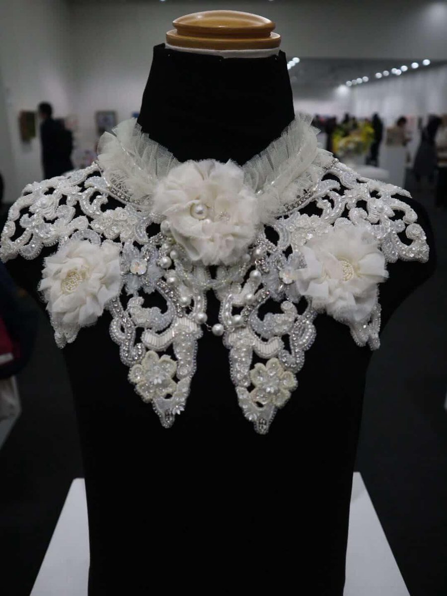 chouchou2016n's tweet image. 個展開催まであと1週間。
軽やかなつけ襟も展示します

#ビーズ刺繍