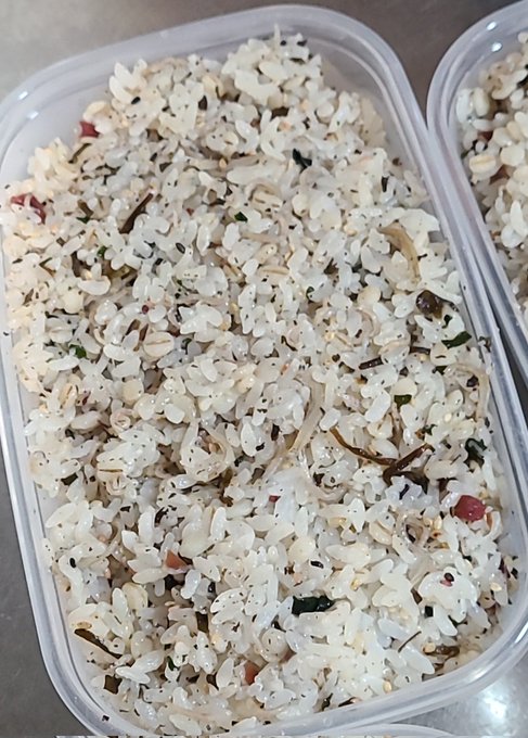 夏場はRT元のワカメ+しらすorじゃこを足した奴にカリカリ梅系のふりかけやまぜご飯入れると更にバリエが付いて飽きずに食べれる! 