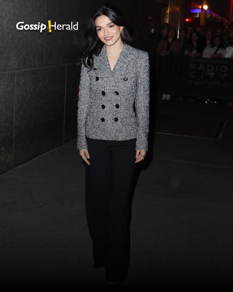 Gossip_Herald's tweet photo. Rachel Zegler greeted fans outside Radio City Music Hall last night in New York City after performing in the musical The Last Five Years.
#RachelZegler #RadioCityMusicHall #TheLastFiveYears #Broadway #NYC #TheaterLife #gossipherald https://t.co/MOvRMm3XKD