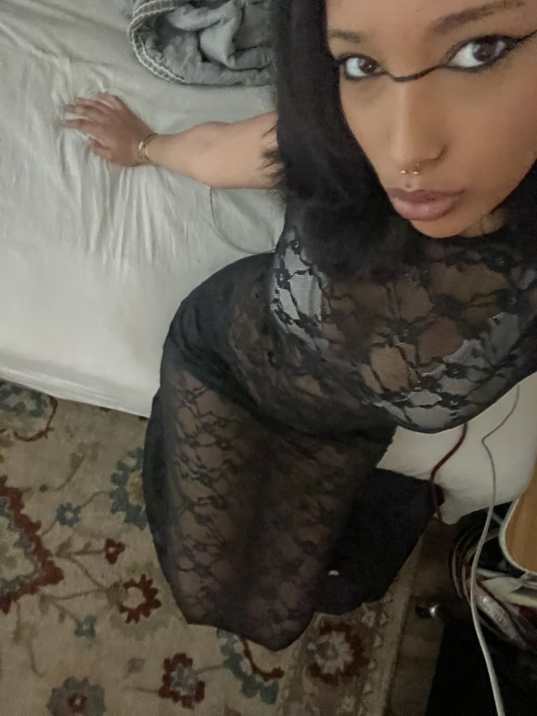 333biteme's tweet photo. rack up those checks, losers! my birthday’s tomorrow 😋 https://t.co/HGPFjsb4ix