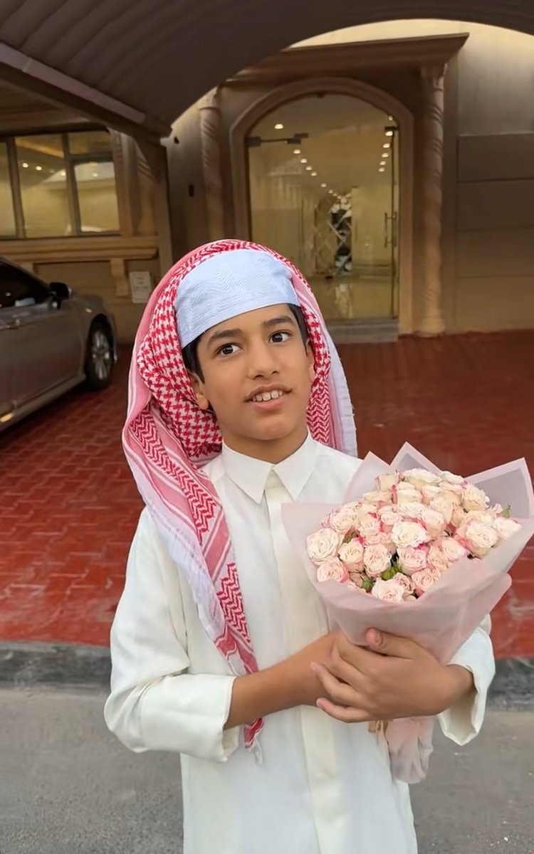 الورد شفته على الخدين 
و هو مطرّح على أوجانك❣️